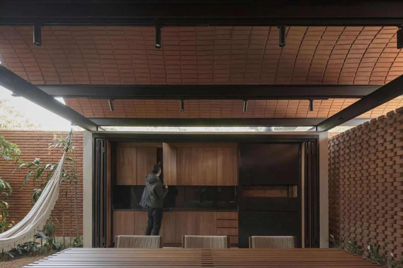BIM Architecture | Handmade pressed brick and wood construction for self owned houses/Equipo de Arquitectura