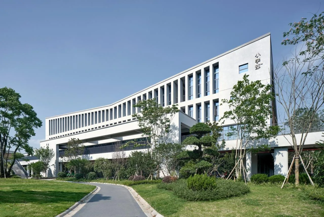 BIM Architecture | Asking Under the Tree, Building Gardens in the Mountains - Yueqing Jingshan Public School/Zhejiang University Architectural Design and Research Institute Co., Ltd