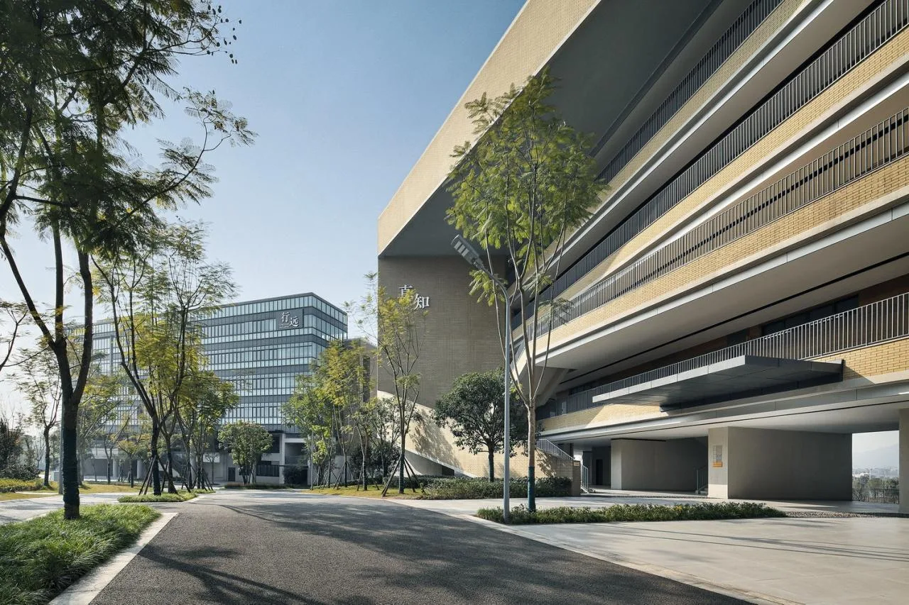 BIM Architecture | Southwest University Affiliated Middle School Liangjiang Campus: Disappearing High Density Campus/Gad