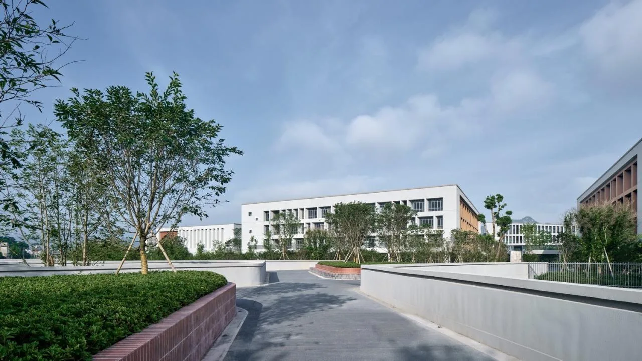 BIM Architecture | Asking Under the Tree, Building Gardens in the Mountains - Yueqing Jingshan Public School/Zhejiang University Architectural Design and Research Institute Co., Ltd
