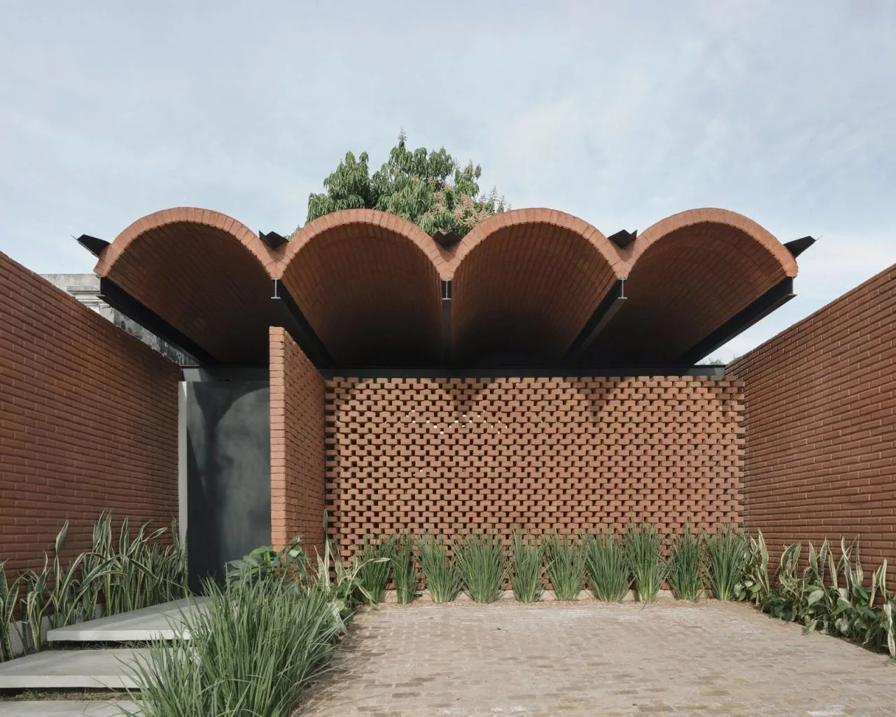 BIM Architecture | Handmade pressed brick and wood construction for self owned houses/Equipo de Arquitectura