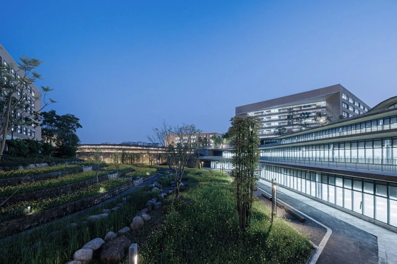 BIM Architecture | Southwest University Affiliated Middle School Liangjiang Campus: Disappearing High Density Campus/Gad