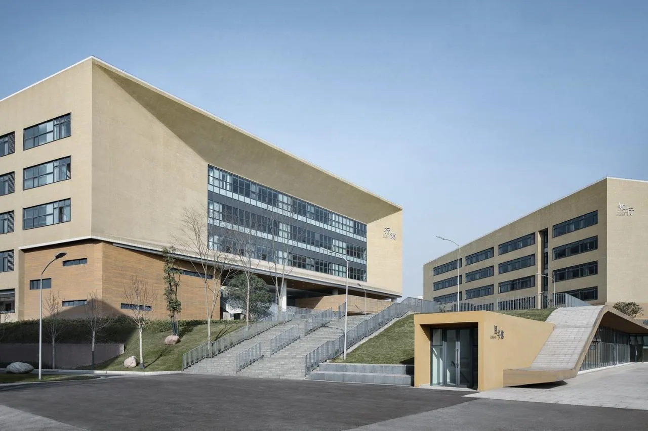 BIM Architecture | Southwest University Affiliated Middle School Liangjiang Campus: Disappearing High Density Campus/Gad