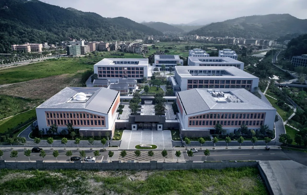 BIM Architecture | Asking Under the Tree, Building Gardens in the Mountains - Yueqing Jingshan Public School/Zhejiang University Architectural Design and Research Institute Co., Ltd