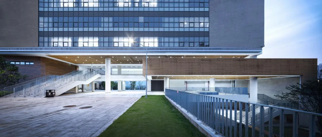 BIM Architecture | Southwest University Affiliated Middle School Liangjiang Campus: Disappearing High Density Campus/Gad