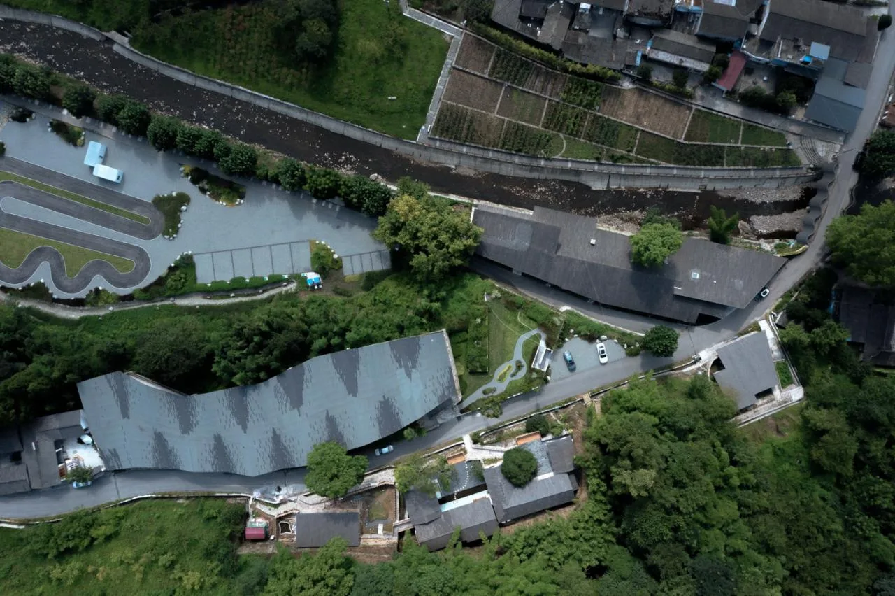 BIM Architecture | Building a Shared Factory/Time Space Building with Peaks on an Abandoned Chicken Shed on a Half Cliff
