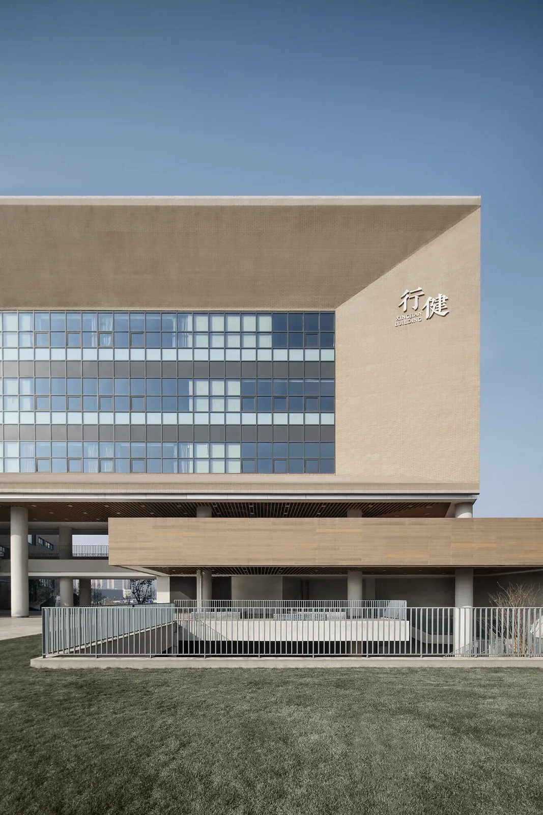 BIM Architecture | Southwest University Affiliated Middle School Liangjiang Campus: Disappearing High Density Campus/Gad