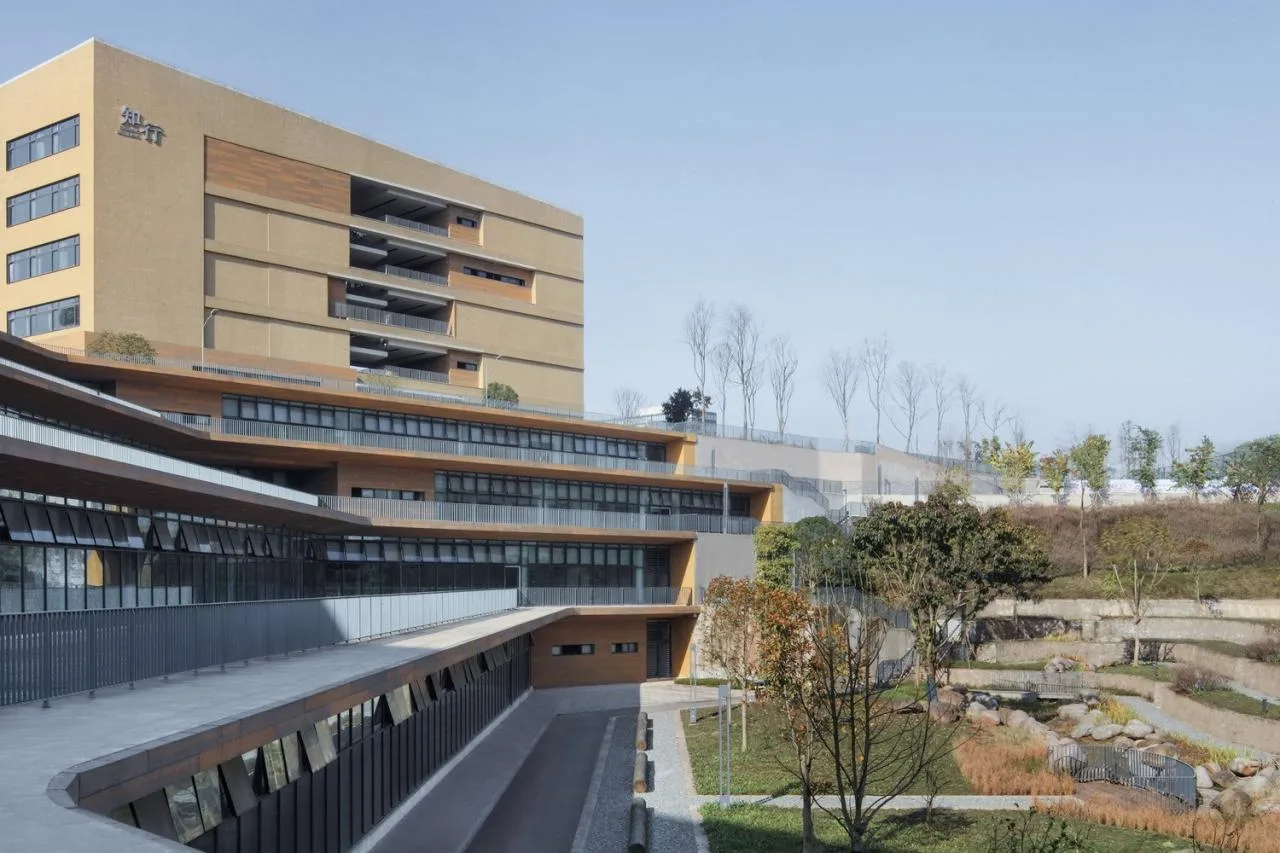BIM Architecture | Southwest University Affiliated Middle School Liangjiang Campus: Disappearing High Density Campus/Gad