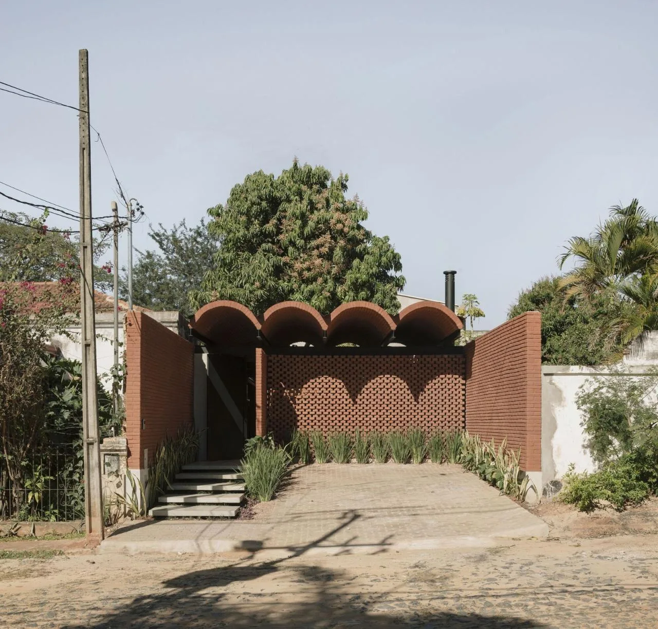 BIM Architecture | Handmade pressed brick and wood construction for self owned houses/Equipo de Arquitectura