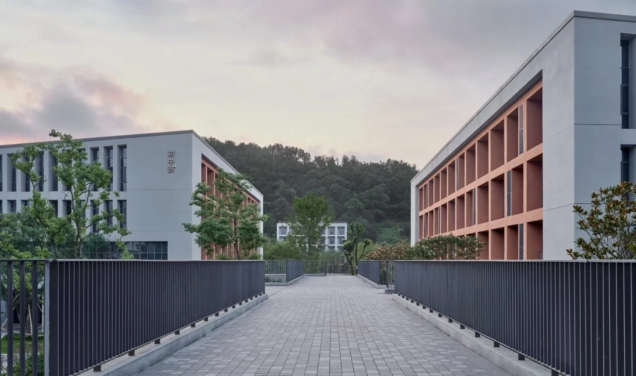 BIM Architecture | Asking Under the Tree, Building Gardens in the Mountains - Yueqing Jingshan Public School/Zhejiang University Architectural Design and Research Institute Co., Ltd