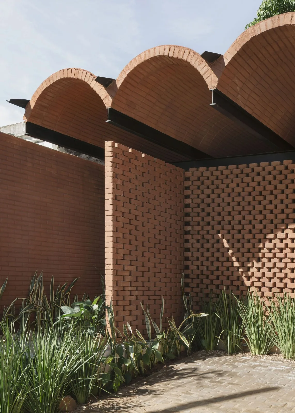BIM Architecture | Handmade pressed brick and wood construction for self owned houses/Equipo de Arquitectura