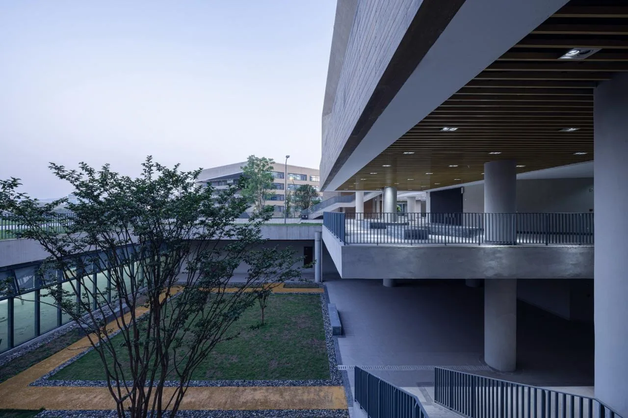 BIM Architecture | Southwest University Affiliated Middle School Liangjiang Campus: Disappearing High Density Campus/Gad