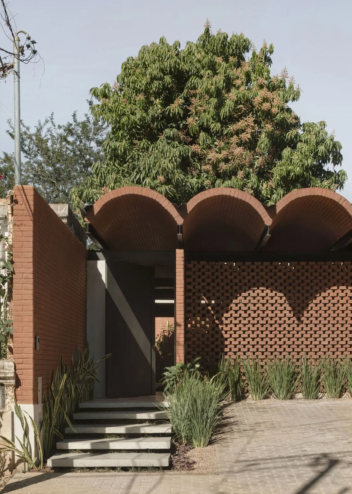 BIM Architecture | Handmade pressed brick and wood construction for self owned houses/Equipo de Arquitectura