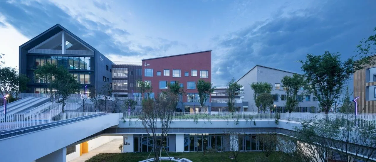 BIM Architecture | Chongqing Liangjiang People's Primary School: Brave Adventure in Nature/Gad