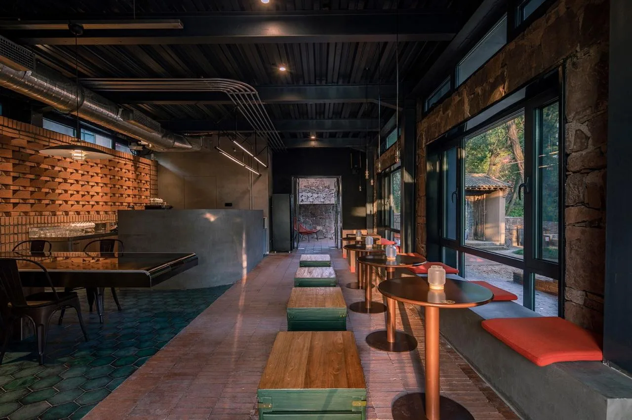 BIM Architecture | Coexistence with Trees and Old Earth Walls - Armory Coffee/Three Culture Architecture