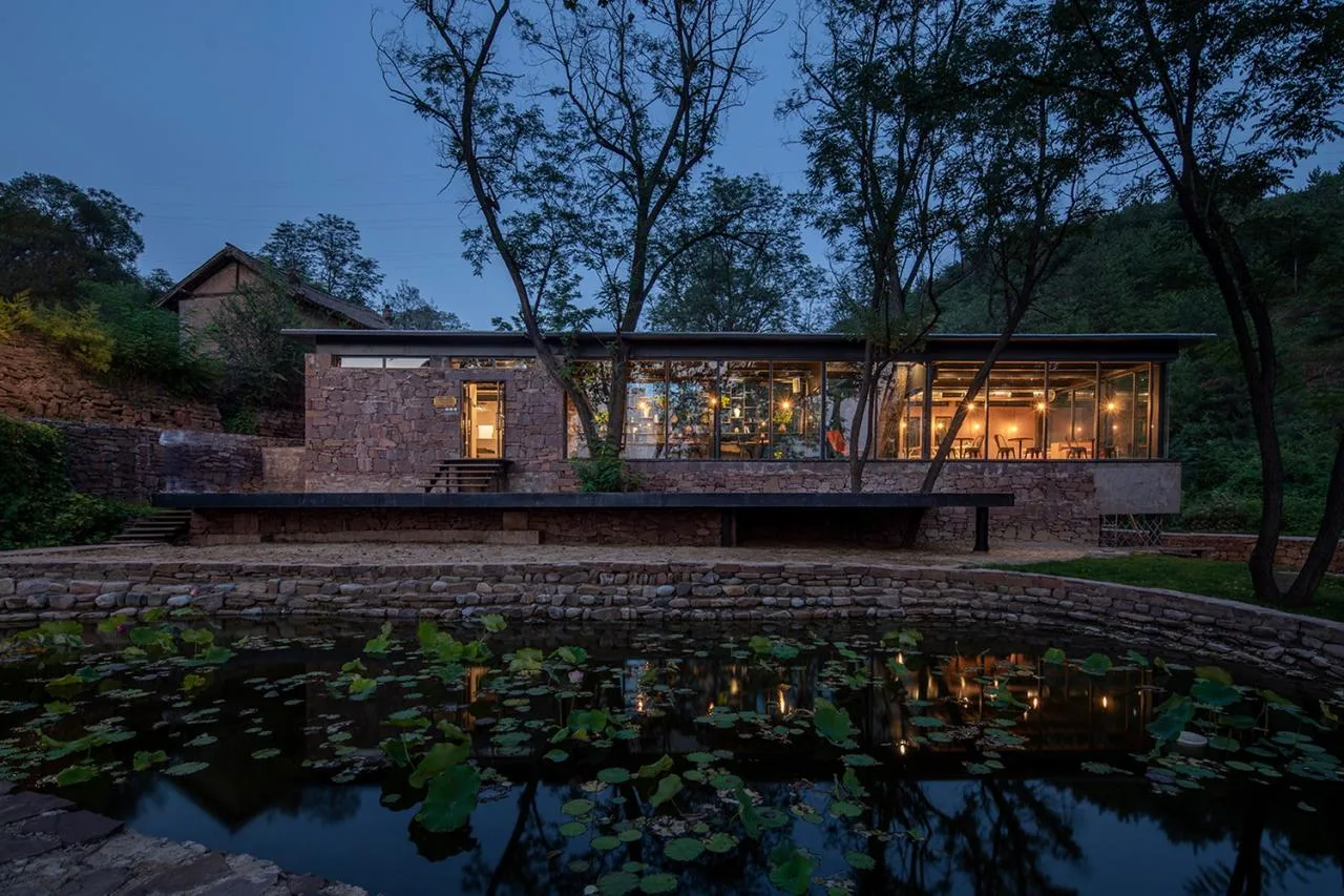 BIM Architecture | Coexistence with Trees and Old Earth Walls - Armory Coffee/Three Culture Architecture