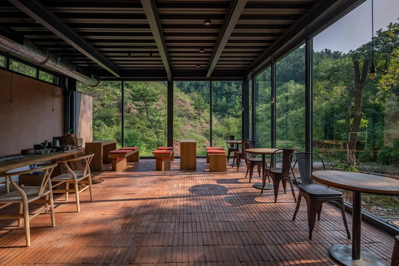 BIM Architecture | Coexistence with Trees and Old Earth Walls - Armory Coffee/Three Culture Architecture