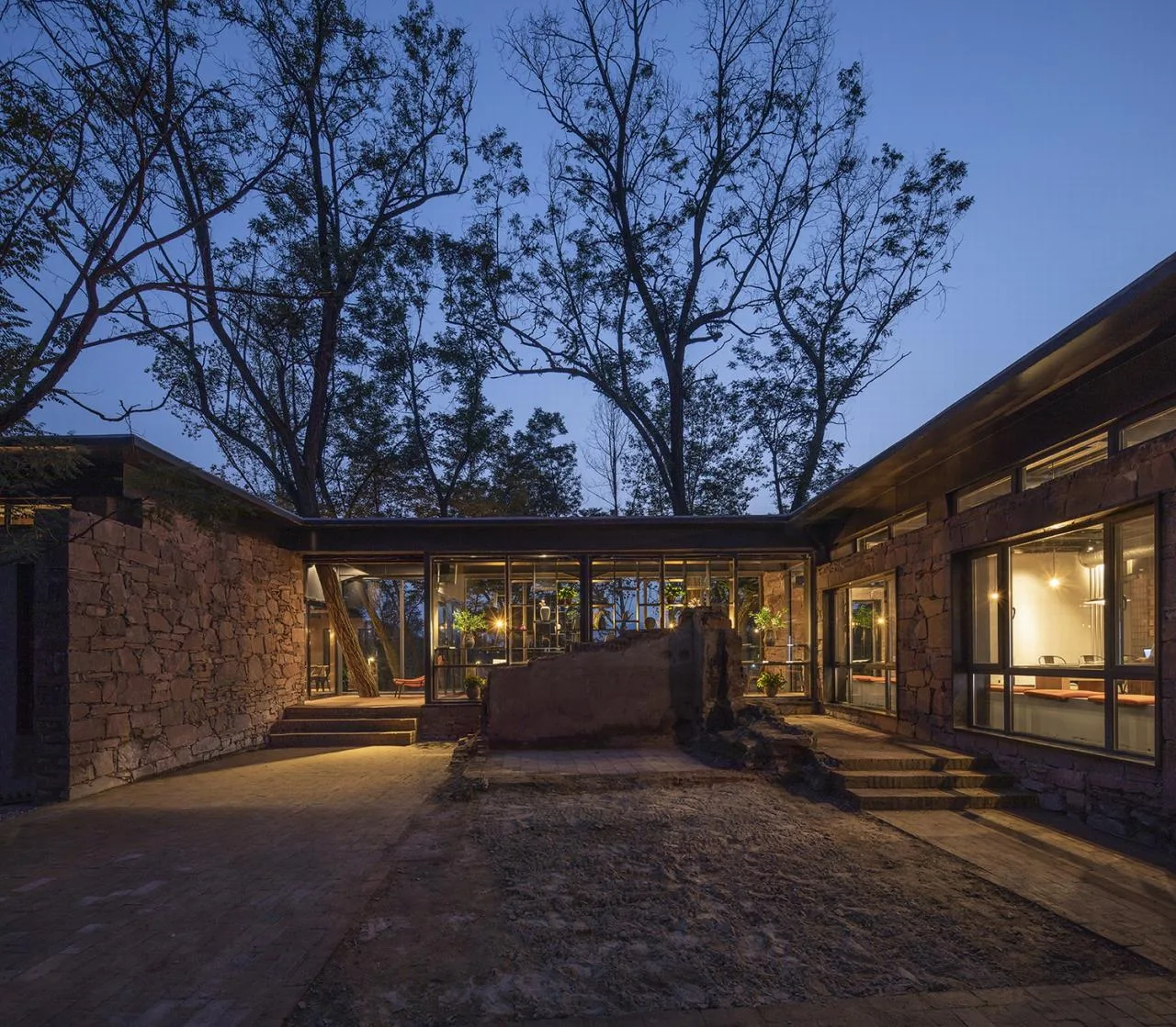 BIM Architecture | Coexistence with Trees and Old Earth Walls - Armory Coffee/Three Culture Architecture
