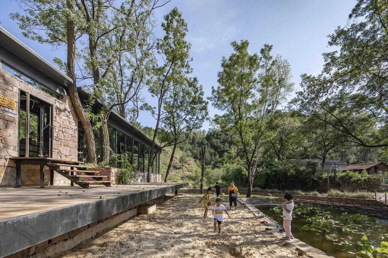 BIM Architecture | Coexistence with Trees and Old Earth Walls - Armory Coffee/Three Culture Architecture