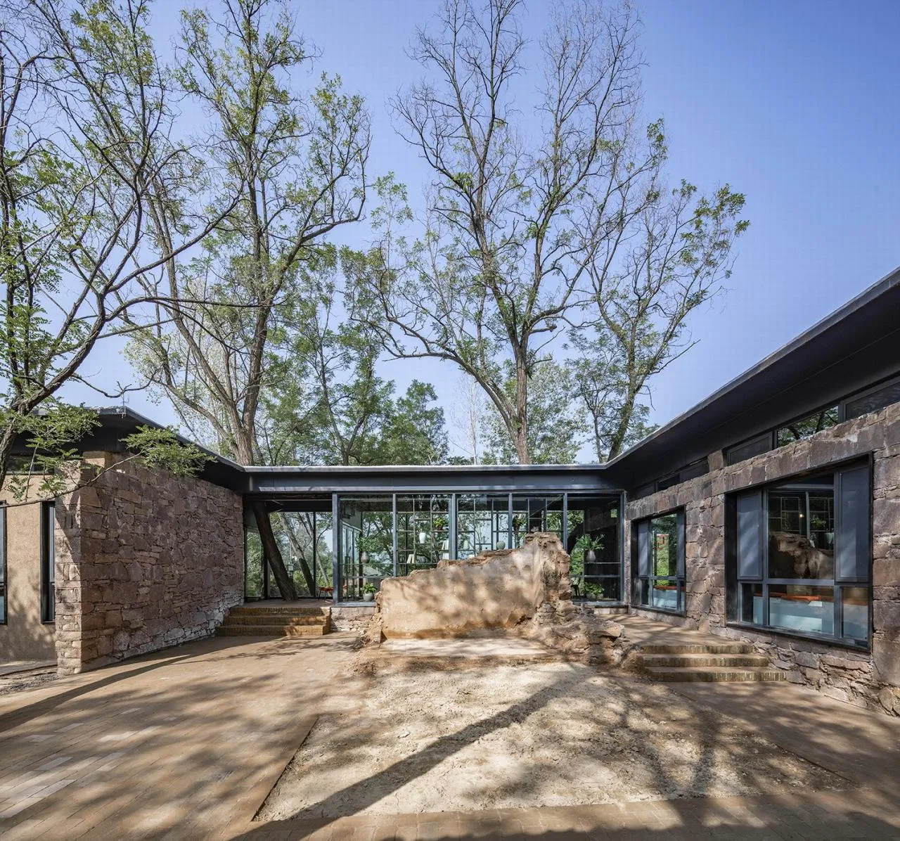 BIM Architecture | Coexistence with Trees and Old Earth Walls - Armory Coffee/Three Culture Architecture