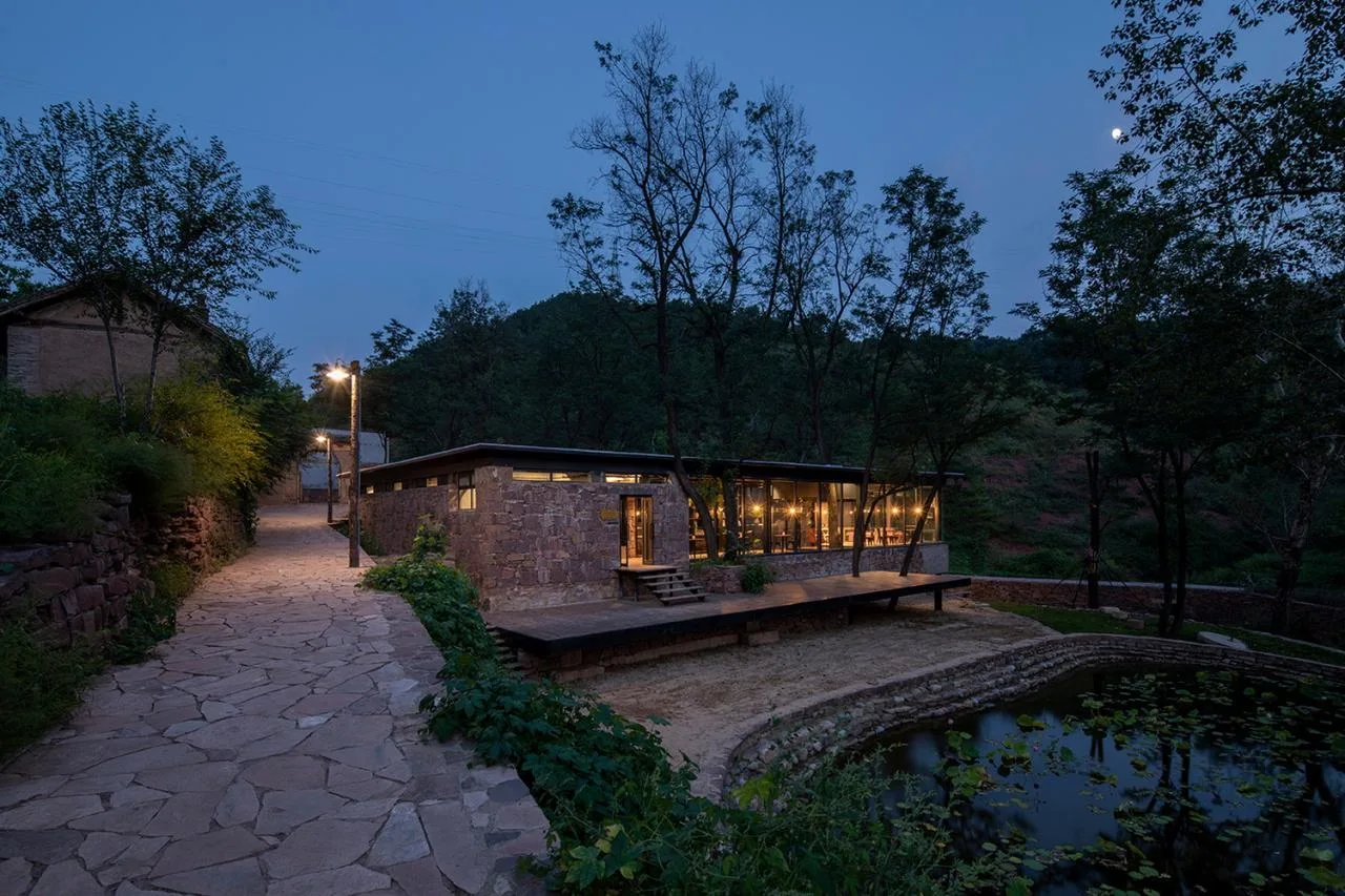 BIM Architecture | Coexistence with Trees and Old Earth Walls - Armory Coffee/Three Culture Architecture