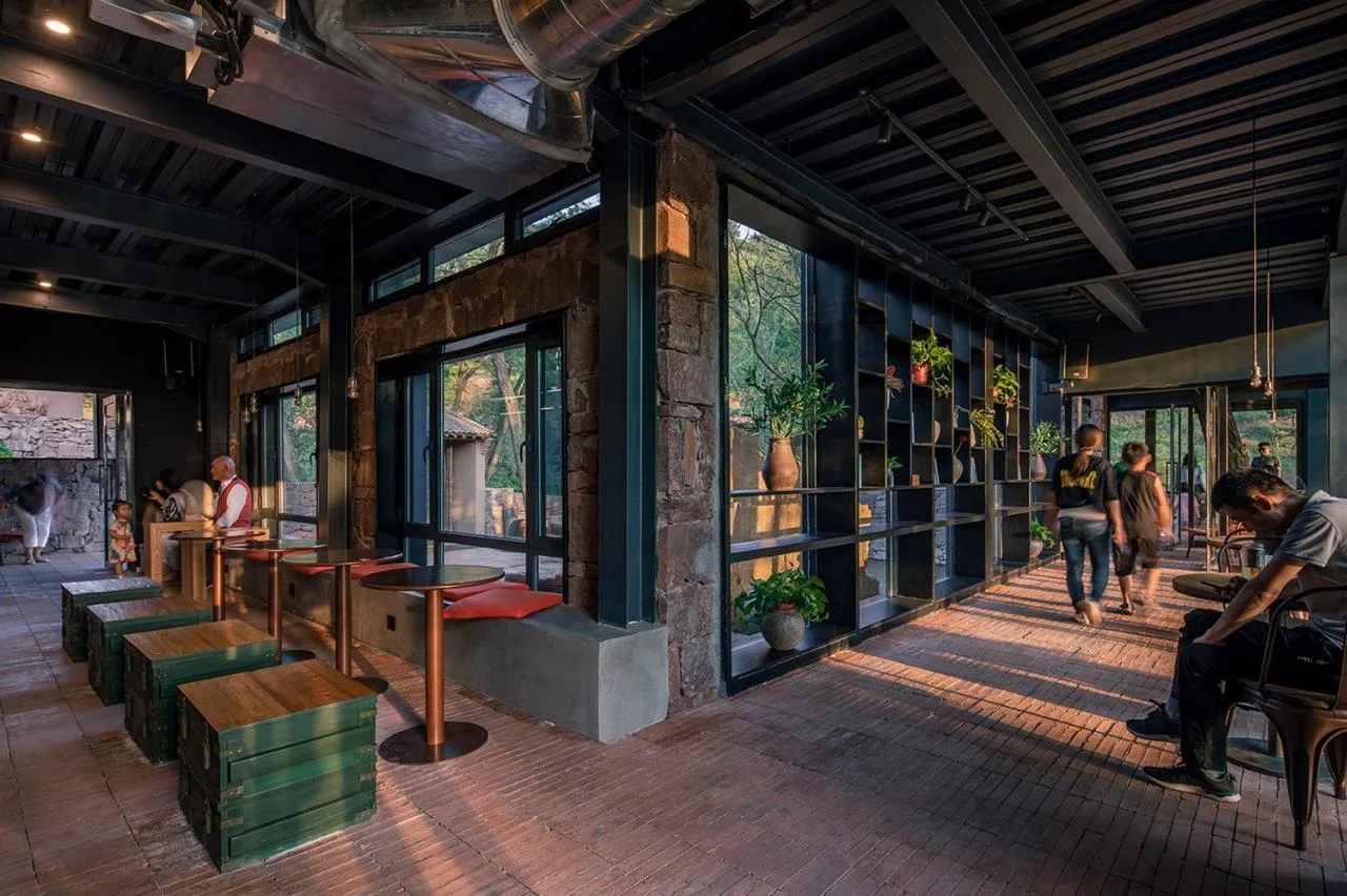 BIM Architecture | Coexistence with Trees and Old Earth Walls - Armory Coffee/Three Culture Architecture