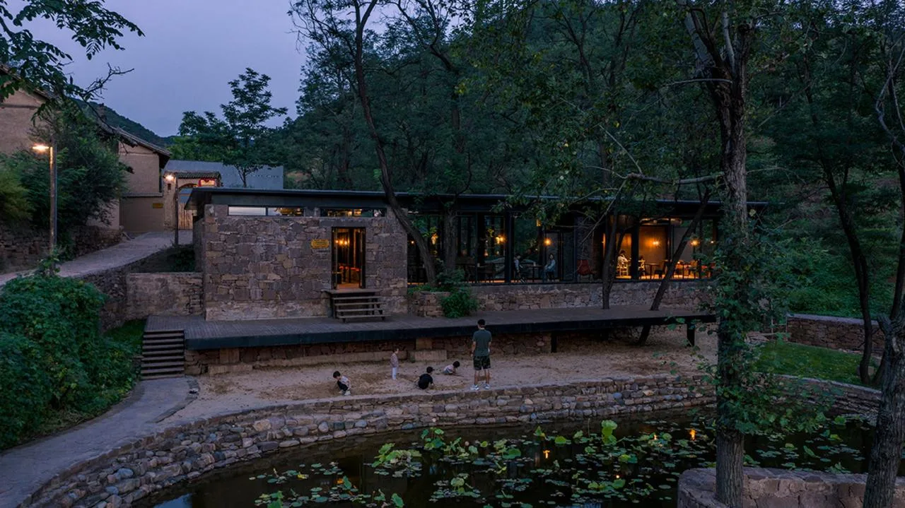 BIM Architecture | Coexistence with Trees and Old Earth Walls - Armory Coffee/Three Culture Architecture