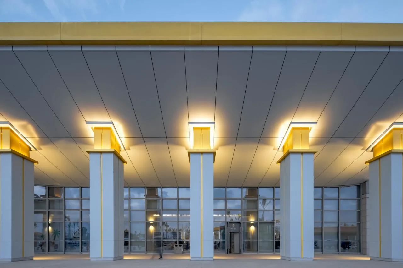 Eight-character shaped eaves base plate and column