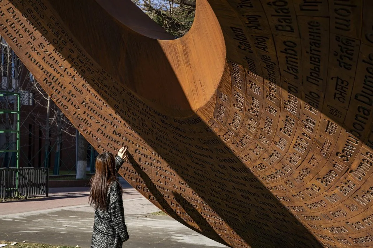 BIM Architecture | "Endless" - Public Art Works Commemorating the 80th Anniversary of Beijing Foreign Studies University/New Works by Hu Quanchun