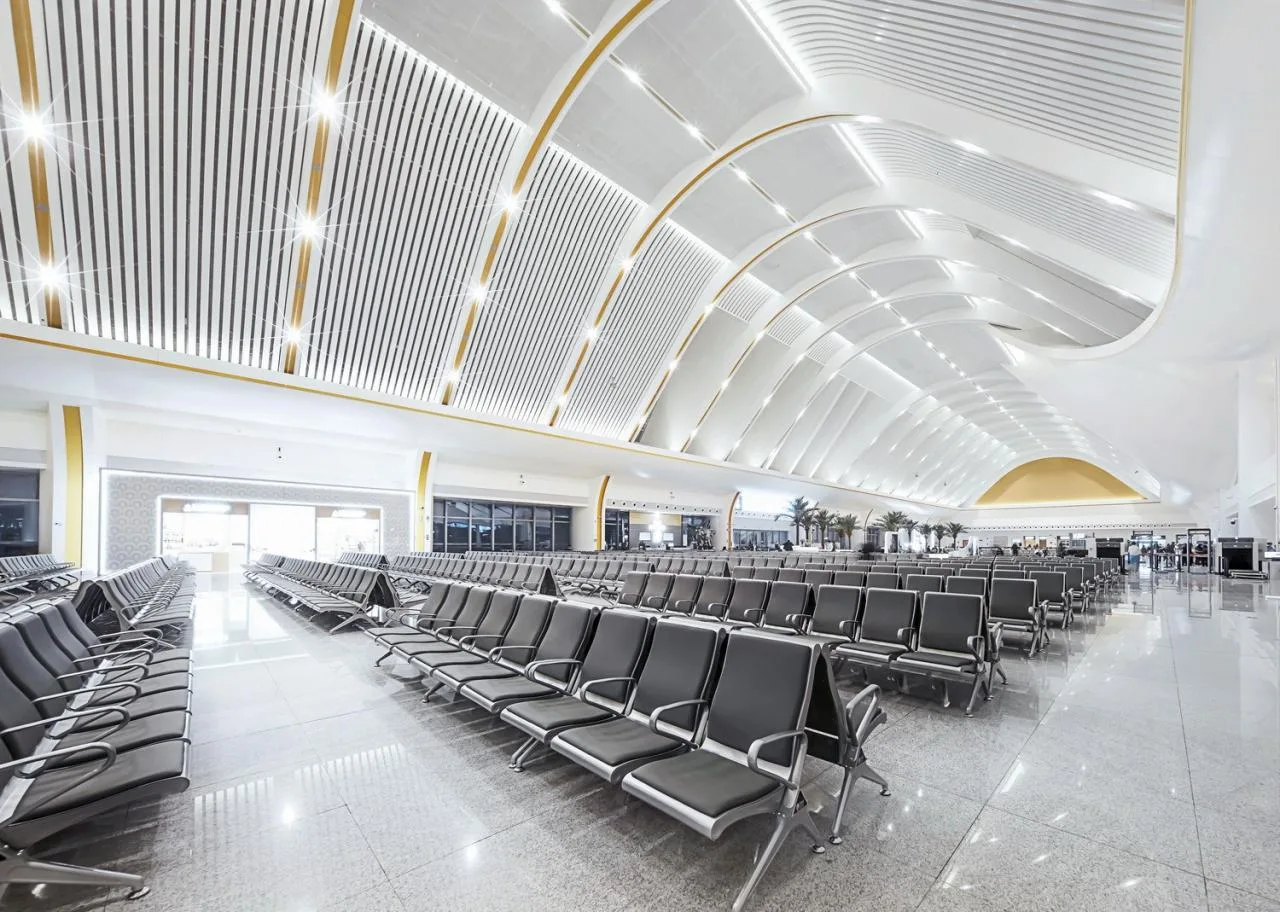 Detailed color matching design of station hall