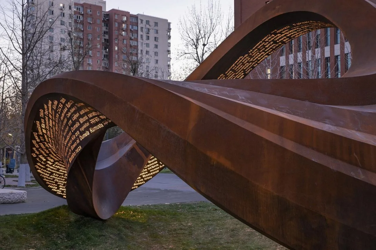 BIM Architecture | "Endless" - Public Art Works Commemorating the 80th Anniversary of Beijing Foreign Studies University/New Works by Hu Quanchun