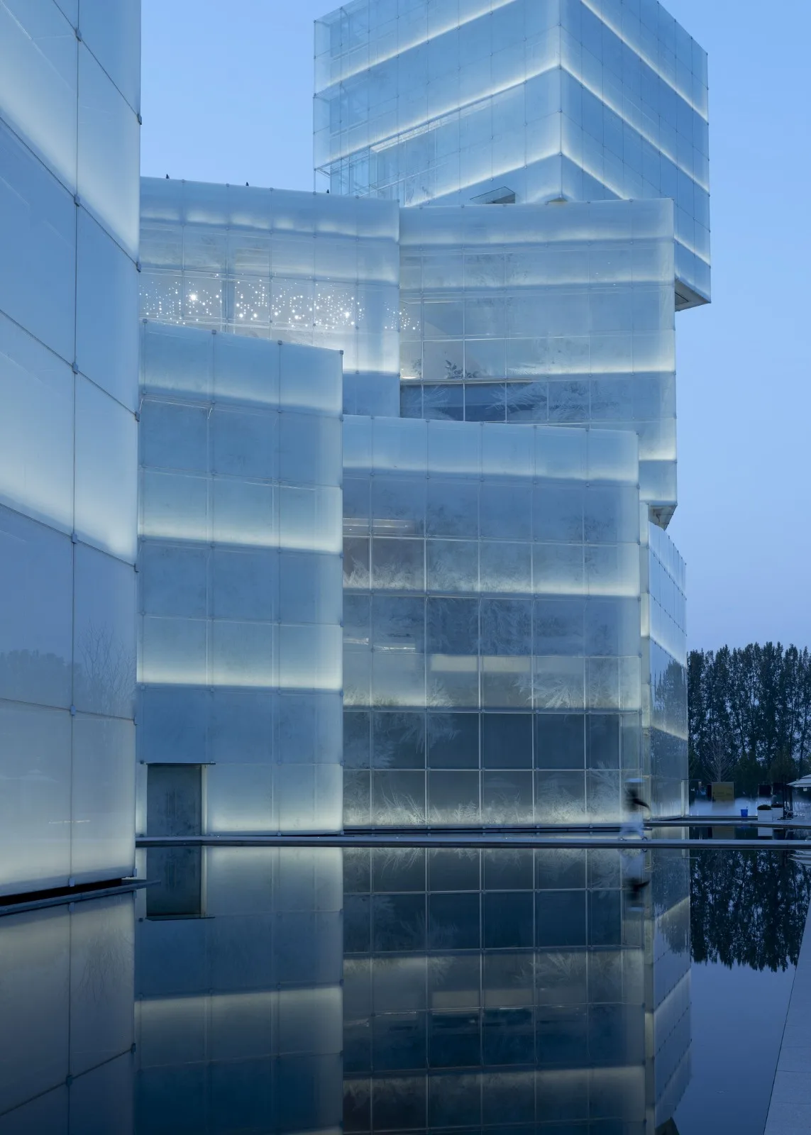Light and transparent large ice cubes
