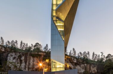BIM Architecture: Urban Life Experience Hall on a Clifftop at Wanzhou Yongjiang Riverside Exhibition Center by AOE Construction Team-BIM WORLD