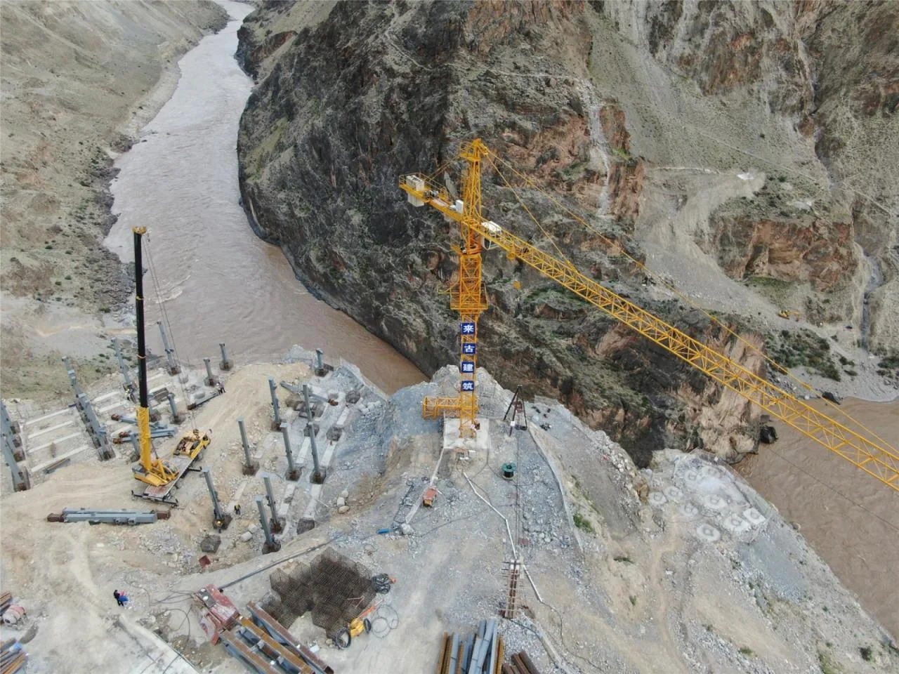 Steel structure hoisting