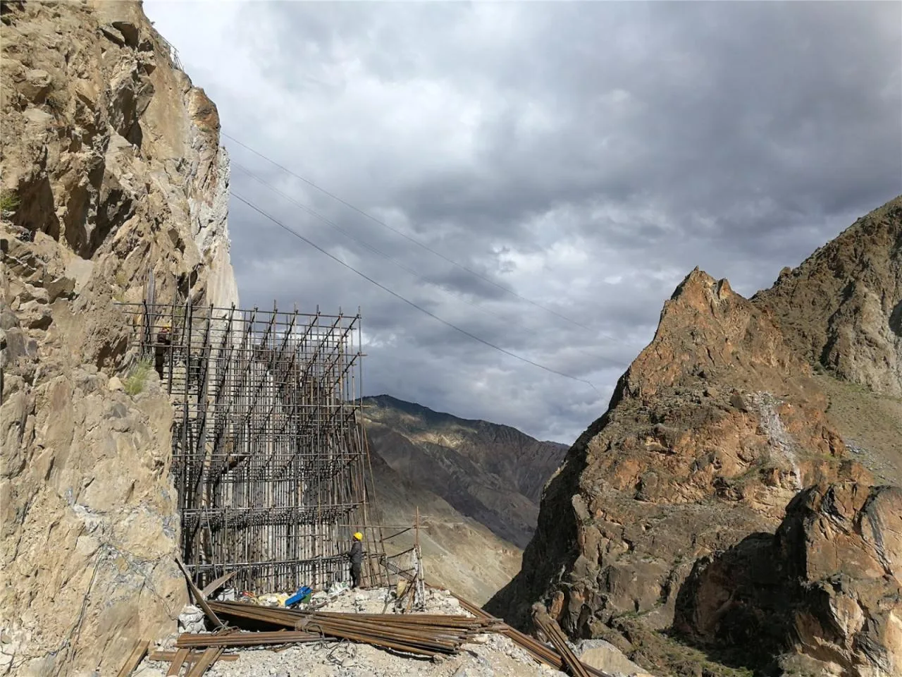 Cliff scaffolding during foundation construction