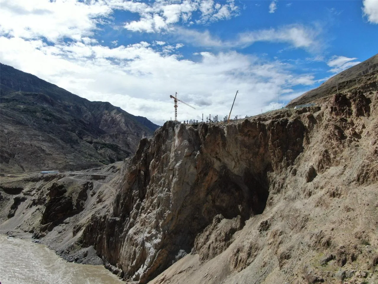 Tower cranes on cliffs