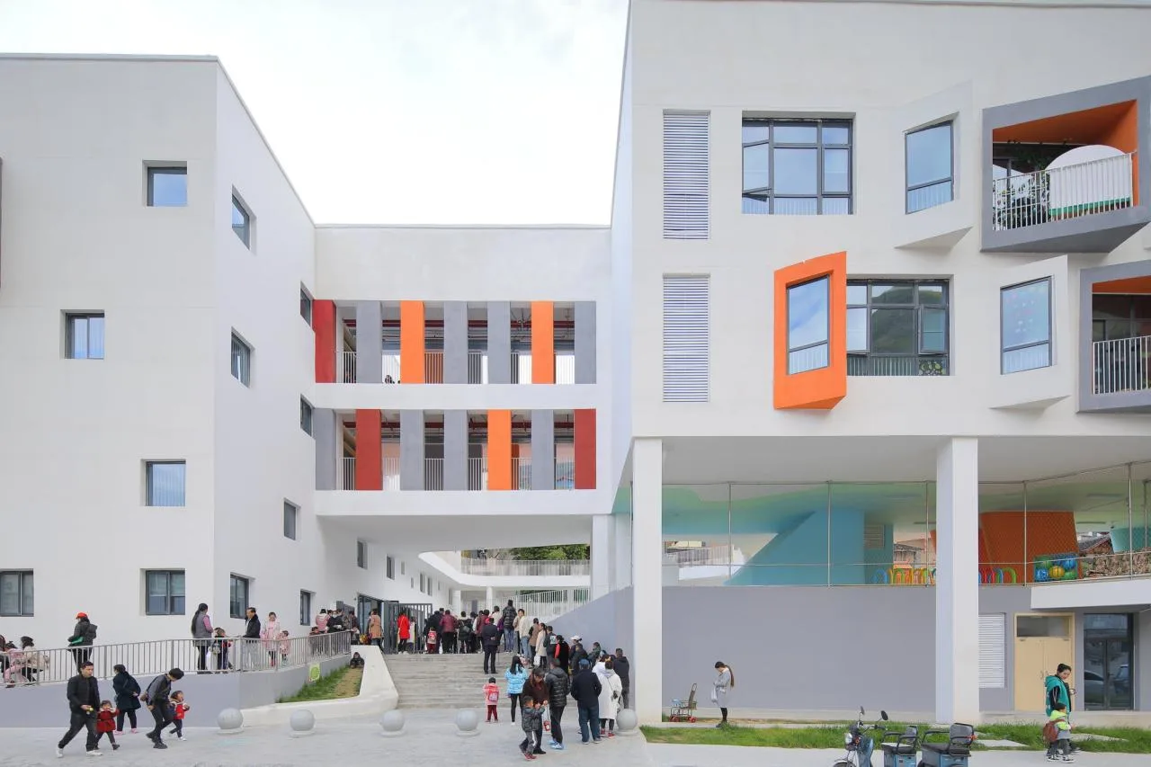 BIM Architecture | Qihang Kindergarten in Jiuzhaigou Valley Scenic and Historic Interest Area County/Dongyi Architecture