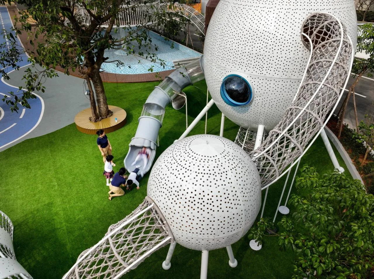 BIM Architecture | Haikou Mountain High School Kindergarten: How to conquer children with a kindergarten located under a high-speed railway station/DIKA's new work