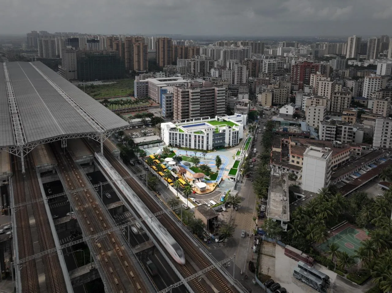 BIM Architecture | Haikou Mountain High School Kindergarten: How to conquer children with a kindergarten located under a high-speed railway station/DIKA's new work