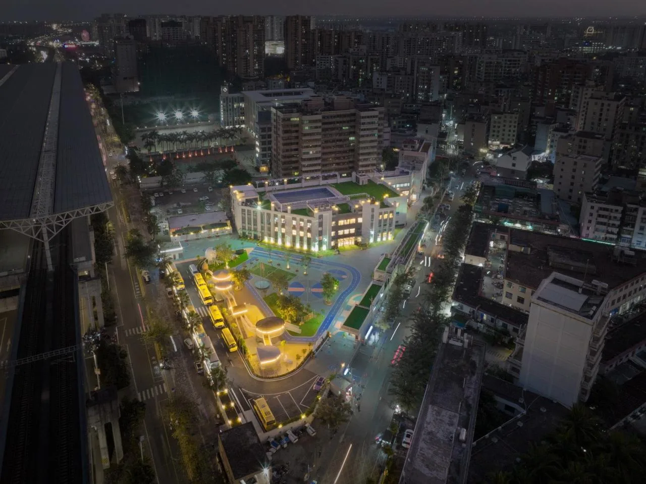 BIM Architecture | Haikou Mountain High School Kindergarten: How to conquer children with a kindergarten located under a high-speed railway station/DIKA's new work