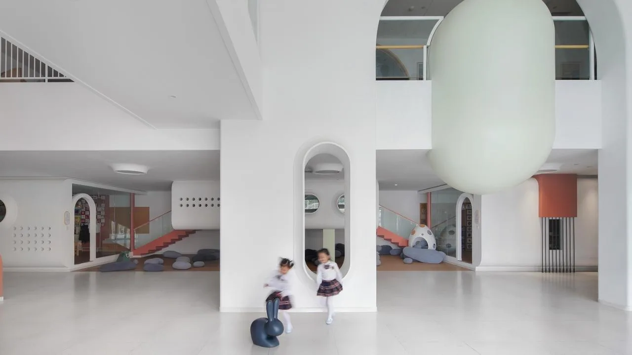 BIM Architecture | Haikou Mountain High School Kindergarten: How to conquer children with a kindergarten located under a high-speed railway station/DIKA's new work