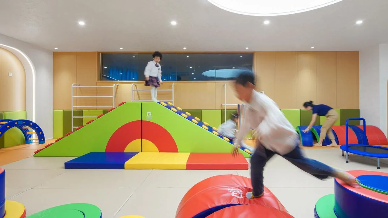 BIM Architecture | Haikou Mountain High School Kindergarten: How to conquer children with a kindergarten located under a high-speed railway station/DIKA's new work