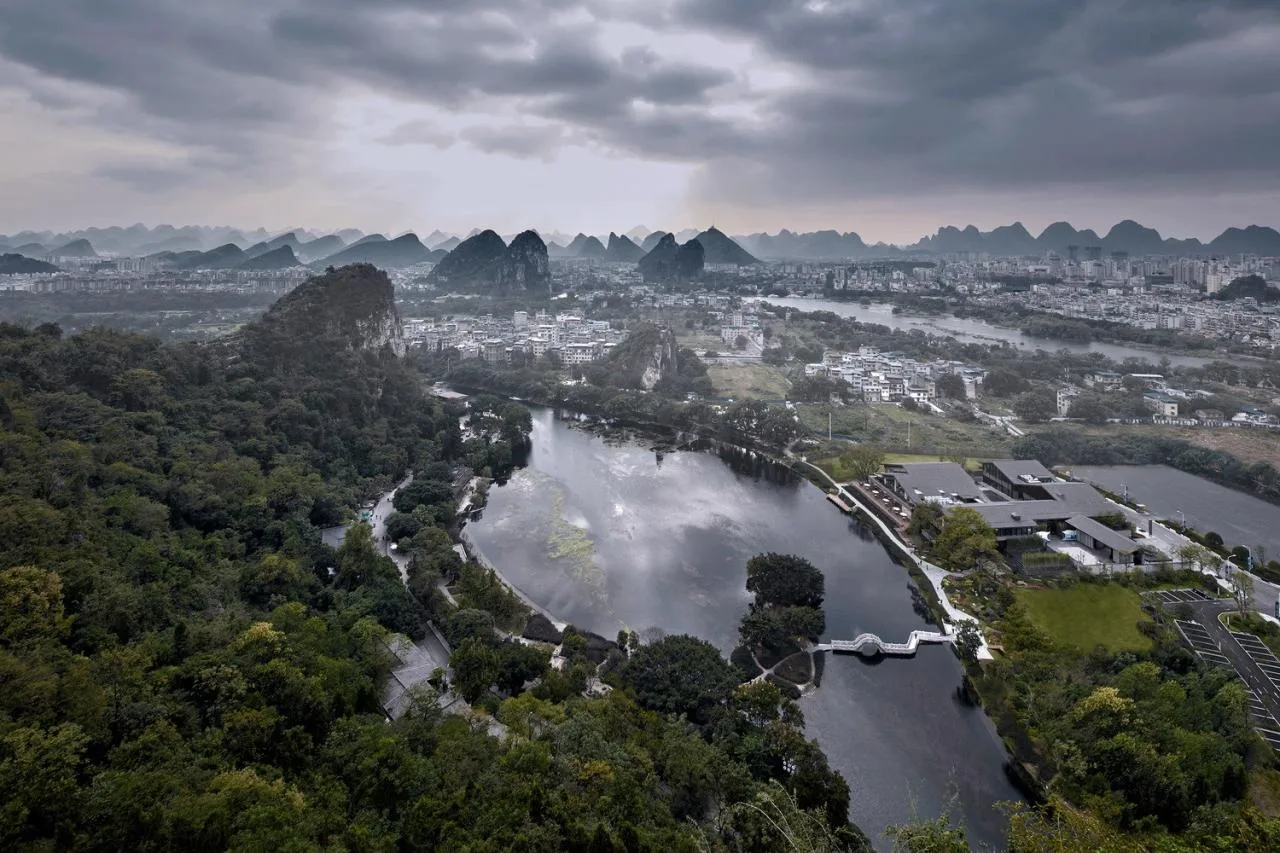 BIM Architecture | Creating 'Negative Space' between Mountains and Rivers - Tashan Guild Hall/UA You'an Design for Lijiang Cultural Tourism Resort