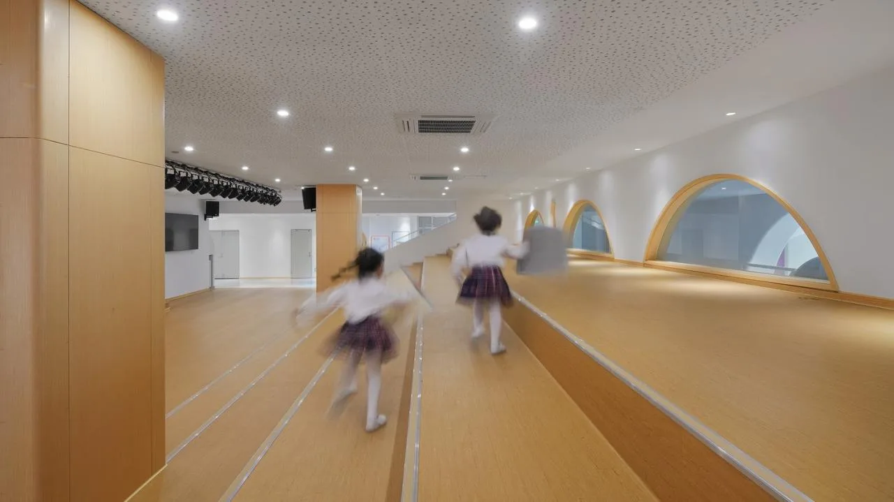 BIM Architecture | Haikou Mountain High School Kindergarten: How to conquer children with a kindergarten located under a high-speed railway station/DIKA's new work
