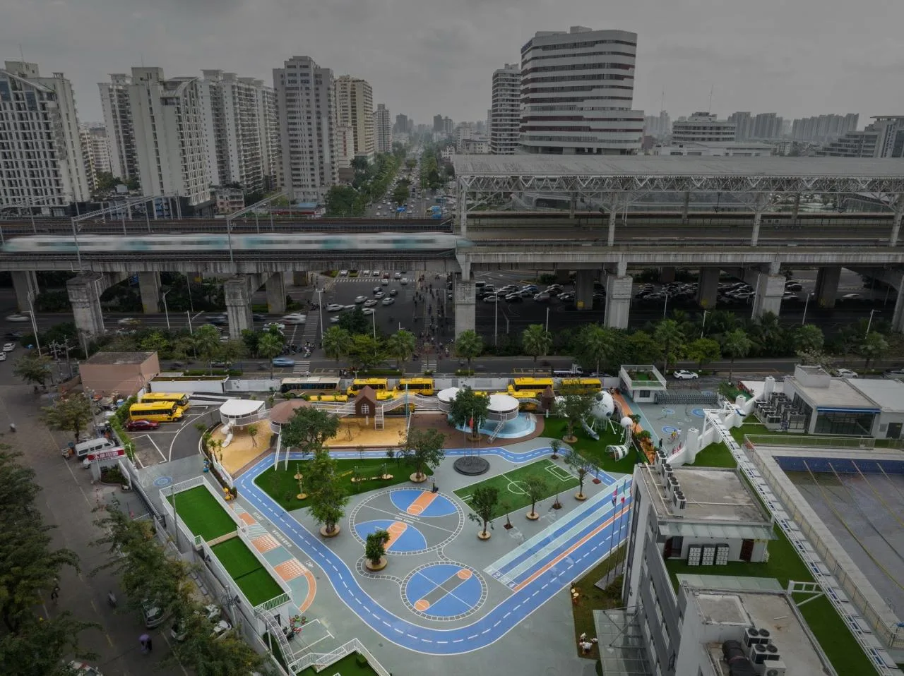 BIM Architecture | Haikou Mountain High School Kindergarten: How to conquer children with a kindergarten located under a high-speed railway station/DIKA's new work