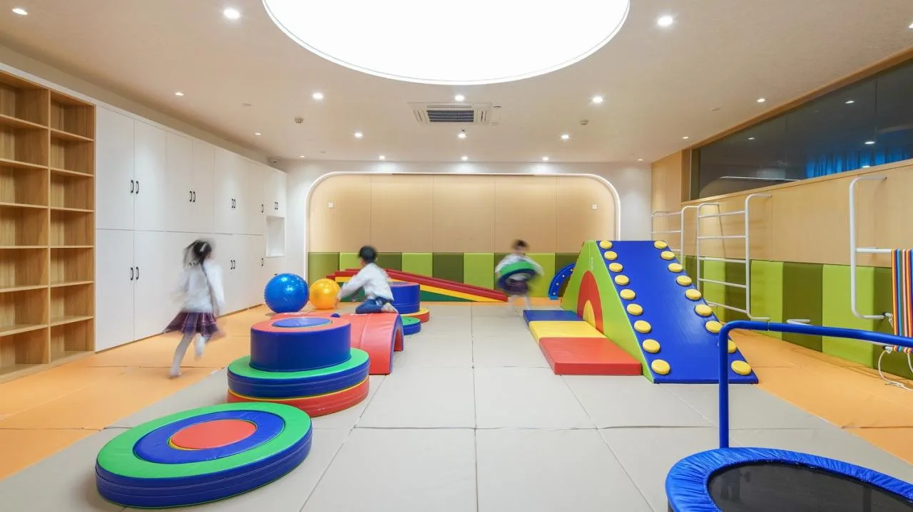 BIM Architecture | Haikou Mountain High School Kindergarten: How to conquer children with a kindergarten located under a high-speed railway station/DIKA's new work