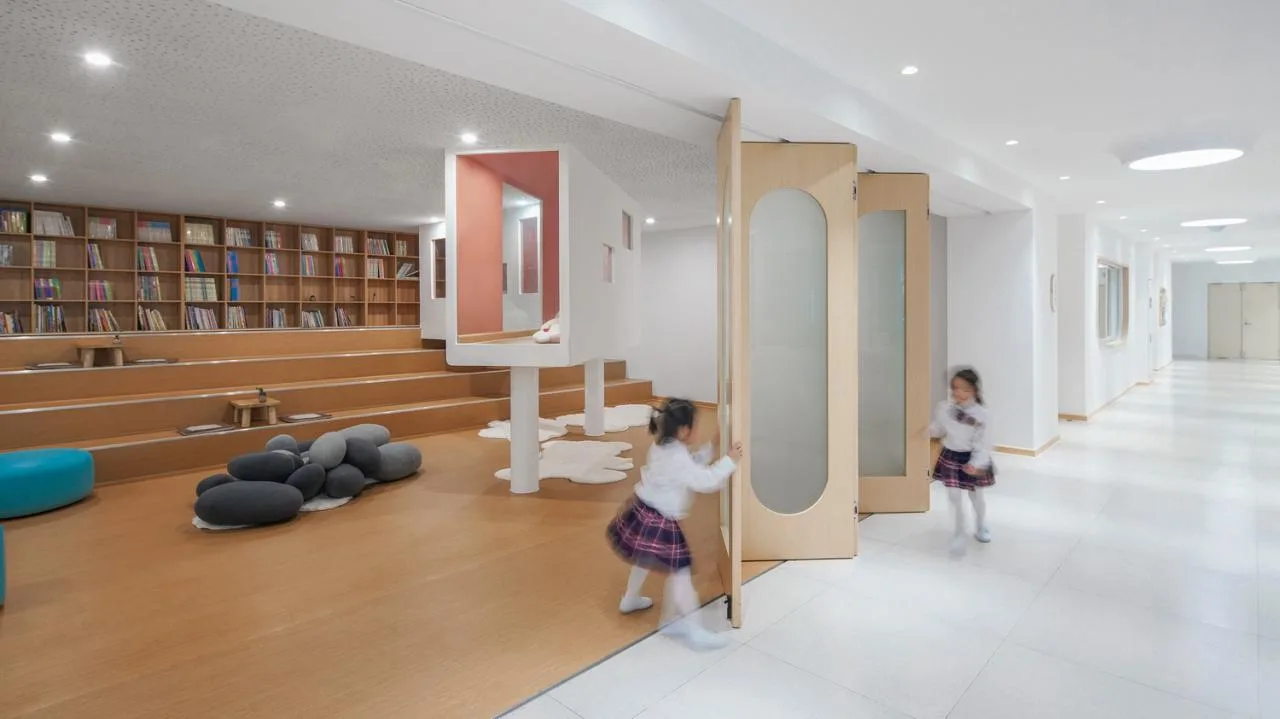 BIM Architecture | Haikou Mountain High School Kindergarten: How to conquer children with a kindergarten located under a high-speed railway station/DIKA's new work
