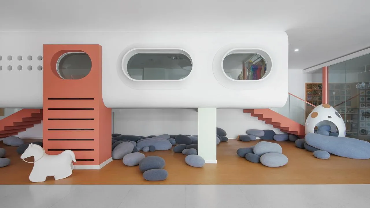 BIM Architecture | Haikou Mountain High School Kindergarten: How to conquer children with a kindergarten located under a high-speed railway station/DIKA's new work