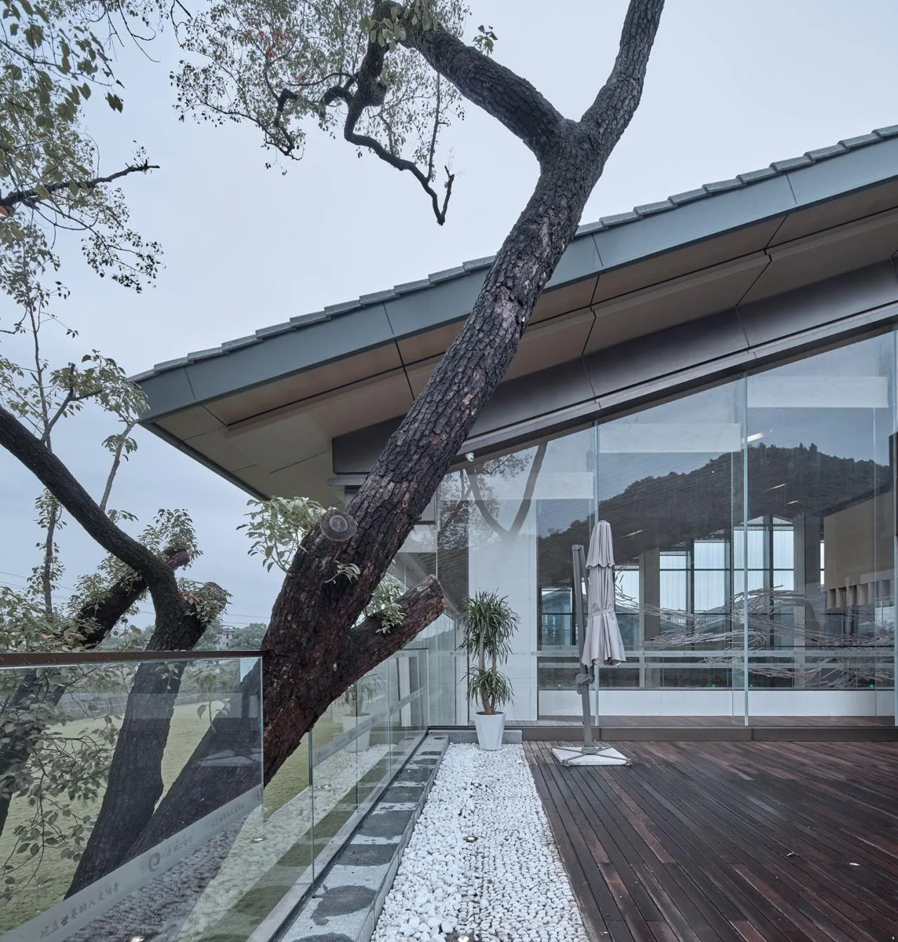 BIM Architecture | Creating 'Negative Space' between Mountains and Rivers - Tashan Guild Hall/UA You'an Design for Lijiang Cultural Tourism Resort