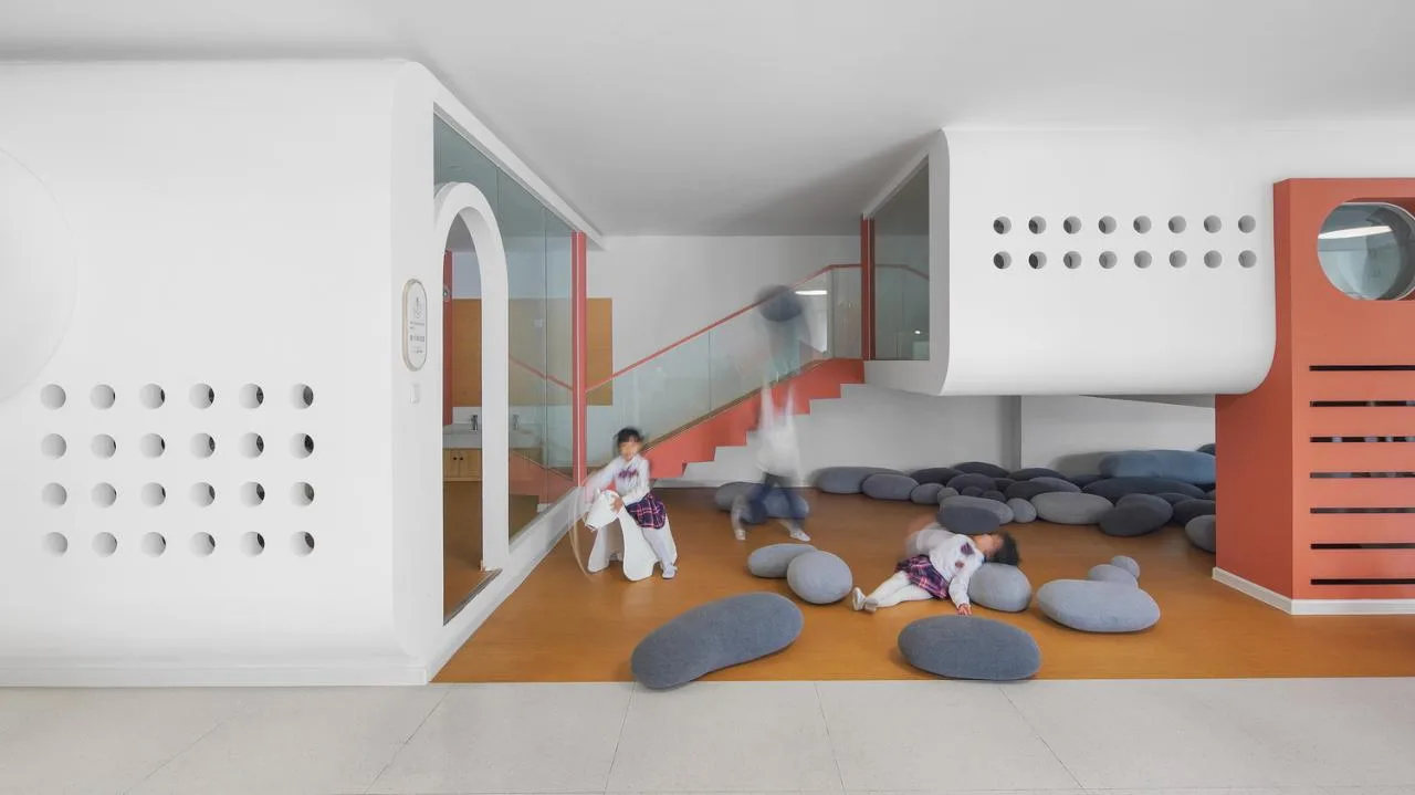BIM Architecture | Haikou Mountain High School Kindergarten: How to conquer children with a kindergarten located under a high-speed railway station/DIKA's new work
